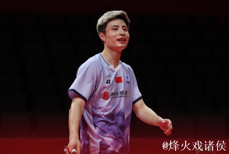羽联总决赛:石宇奇两局完胜李诗沣,小组赛首战旗开得胜 羽联总决赛:石宇奇两局完胜李诗沣,小组赛首战旗开得胜